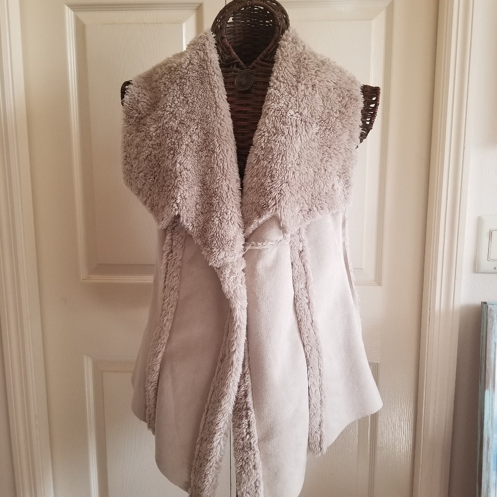 Dolce Cabo Faux Fur Vest in Cream/Beige